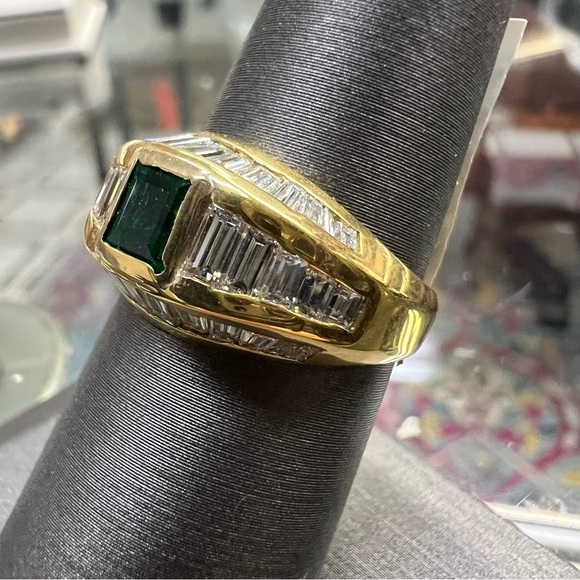 18k Yellow Gold Diamond & Emerald Ring - Picture 6 of 8